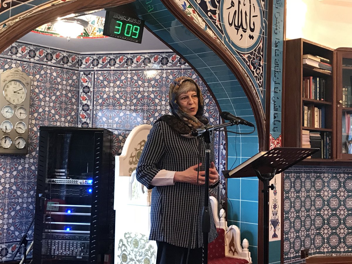 تيريزا ماي في المسجد