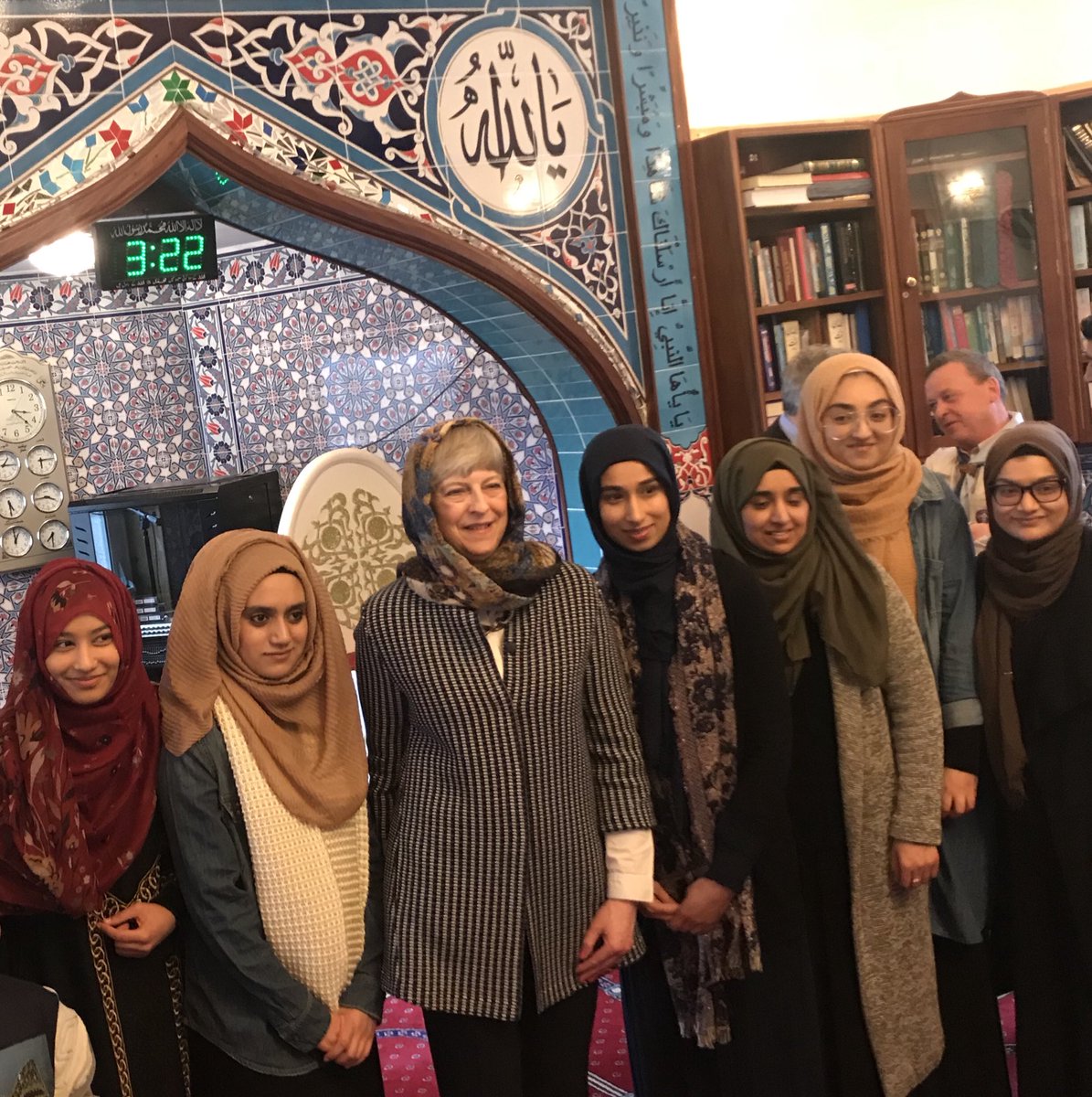 تيريزا ماي في المسجد