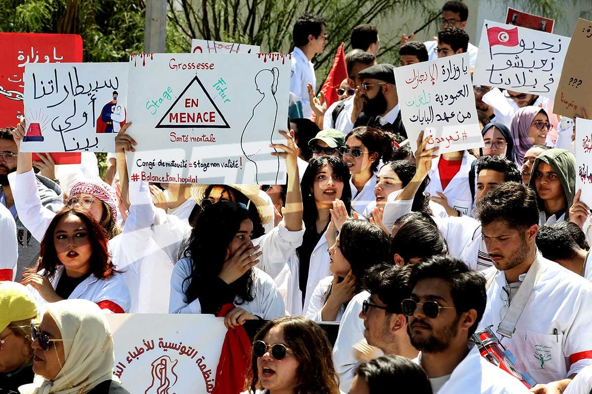 الأطباء الشبان في مسيرة احتجاجية من كلية الطب إلى وزارة الصحة