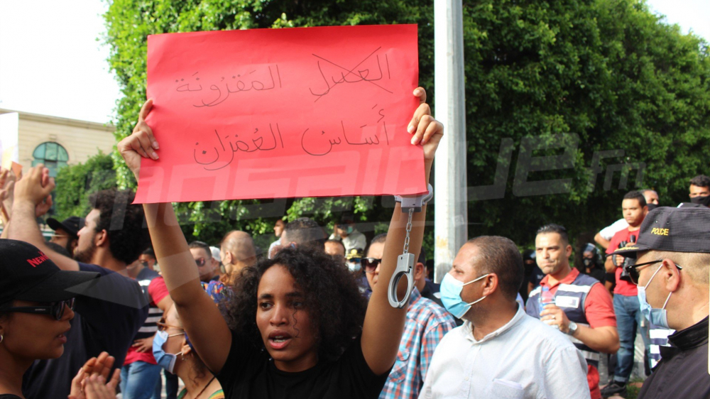 مسيرة في شارع بورقيبة تنديدا بأحداث سيدي حسين وبقمع الاحتجاجات مسيرة في شارع بورقيبة تنديدا بأحداث سيدي حسين وبقمع الاحتجاجات