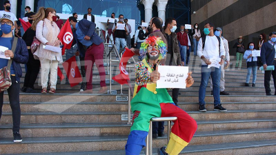 Des artistes et et intellectuels se rassemblent devant la cité de la culture de Tunis