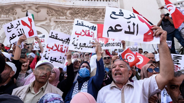 معارضُو قيس سعيّد يتظاهرون في شارع الحبيب بورقيبة