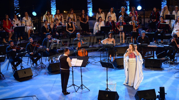 Dalal Abou Amneh rend hommage aux martyrs palestiniens au Festival de Hammamat