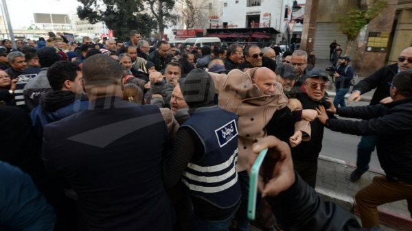 La marche du Front du salut arrive sur l'Avenue Habib Bourguiba malgré l'interdiction