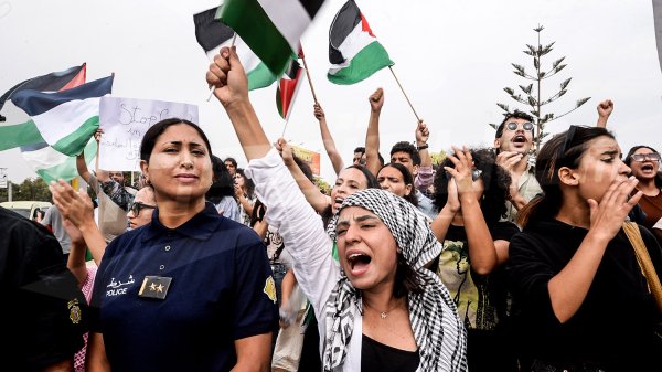 أمام سفارتها: تونسيون ينددون بموقف أمريكا المساند لجرائم الاحتلال بغزة