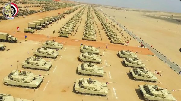 الجيش المصري يدخل مرحلة ''تفتيش حرب'' وينشر قواته على الحدود 