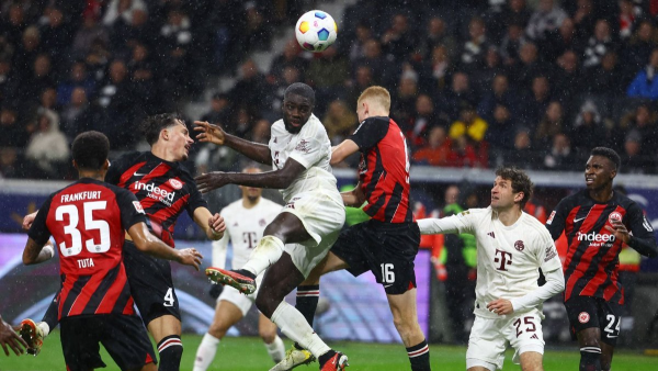 أينتراخت يسحق بايرن ميونيخ بخماسيّة أينتراخت يسحق بايرن ميونيخ بخماسيّة