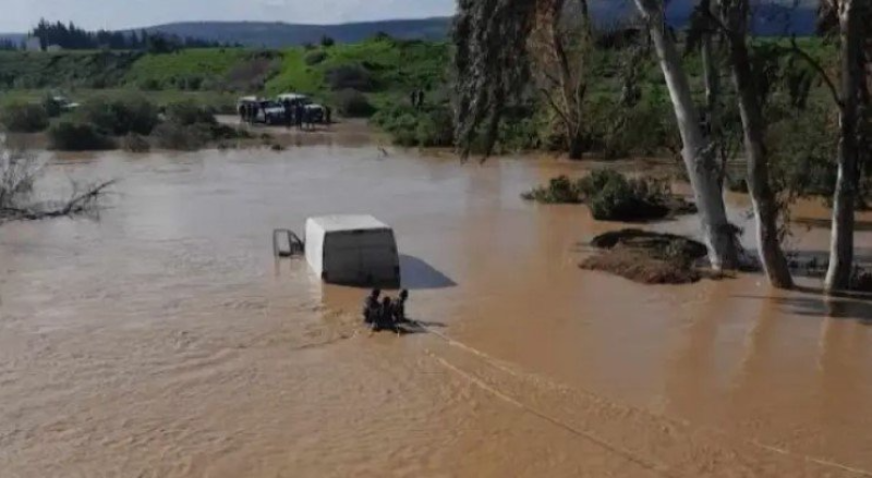 Jendouba : La crue de Oued Erraghay emporte une voiture
