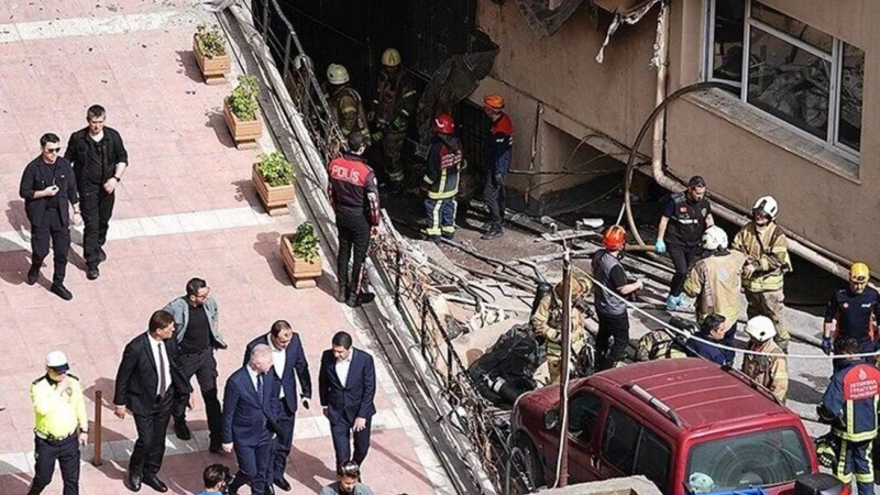 25 قتيلاً في حريق داخل مبنى سكني بإسطنبول 25 قتيلاً في حريق داخل مبنى سكني بإسطنبول