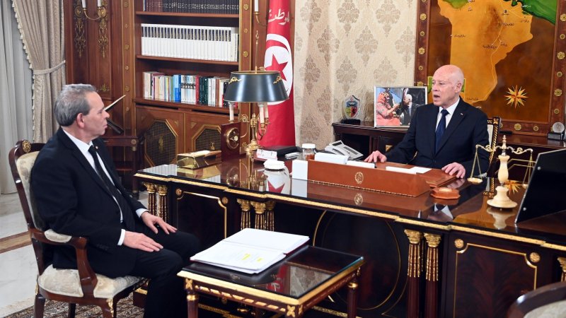 رئيس الدولة يؤكّد ضرورة تحسين الخدمات المسداة إلى التونسيين بالخارج
