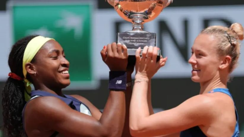 رولان غاروس: غوف وسينياكوفا تحرزان لقب زوجي السيدات رولان غاروس: غوف وسينياكوفا تحرزان لقب زوجي السيدات