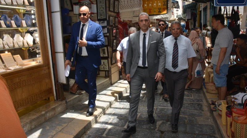 وزير السياحة يعاين نشاط المحلات الحرفية ...