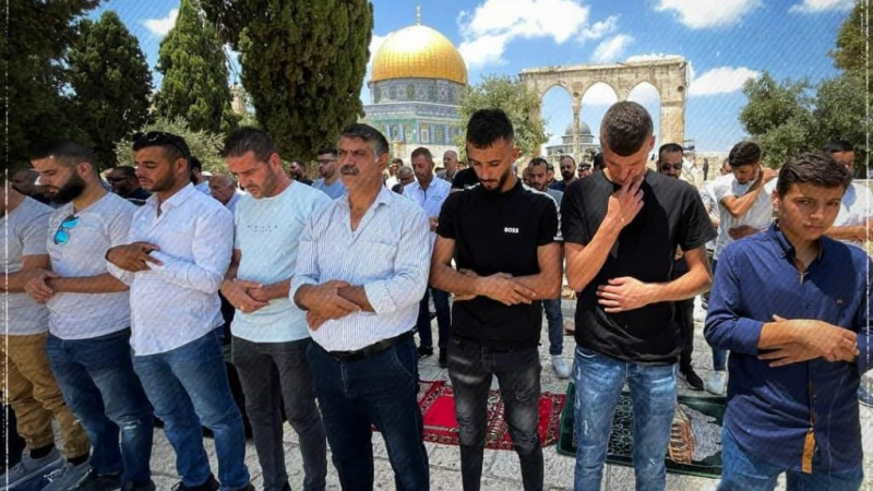 الاحتلال يعتدي على المصلين أمام المسجد ...