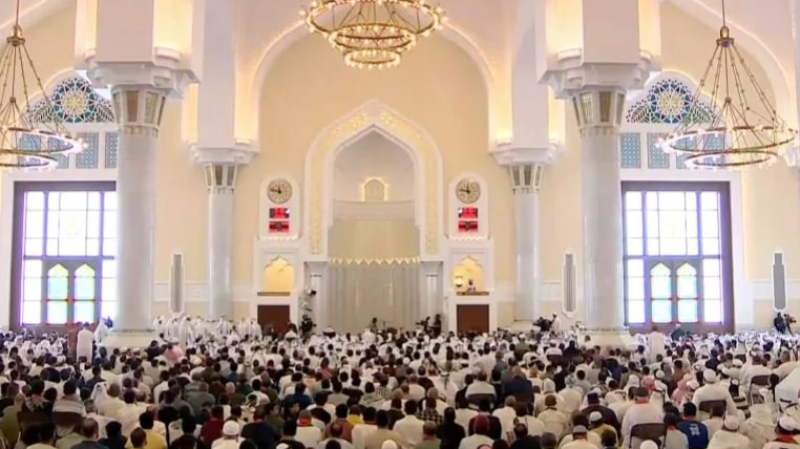 عشرات الآلاف من المصلين يؤدون صلاة الجنازة على جثمان هينة في الدوحة