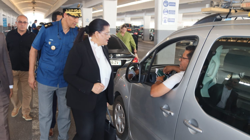 وزيرة المالية والمدير العام للديوانة في ...