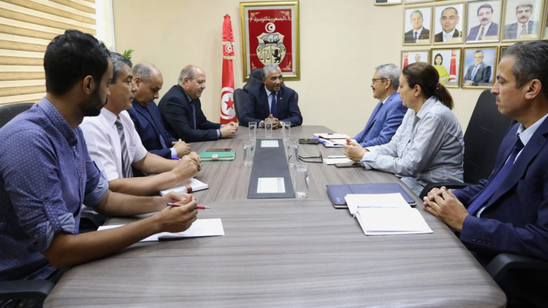 وزير الرياضة يجتمع بأعضاء اللجنة ...