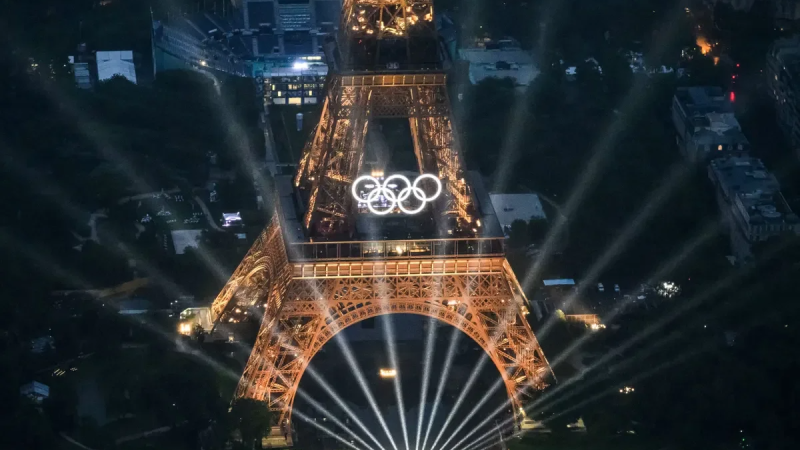 Les anneaux olympiques sur la tour Eiffel jusqu'en 2028