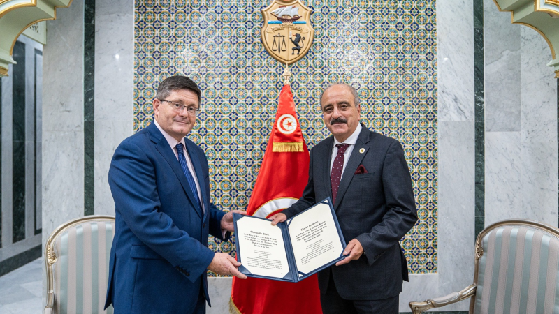 Mohamed Ali Nafti avec l'ambassadeur du Royaume-Uni