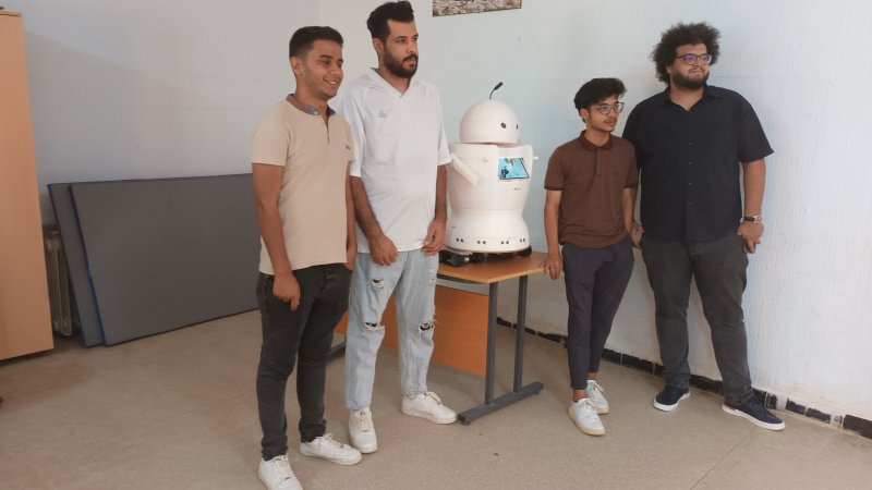 تطوير روبوت تفاعلي ناطق بلغتين العربية ...
