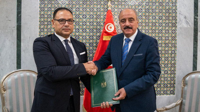 وزير الخارجية يتسلم نسخة من أوراق اعتماد ...
