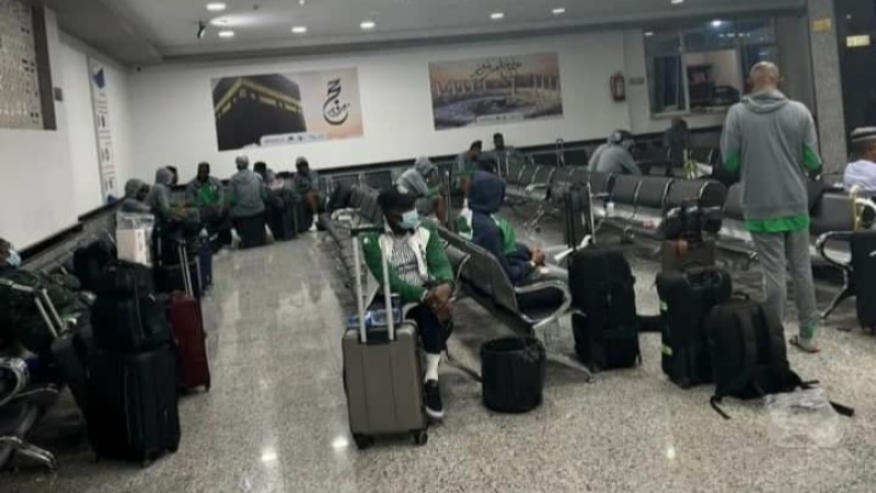 'احتجزونا في المطار دون طعام'.. قائد ...