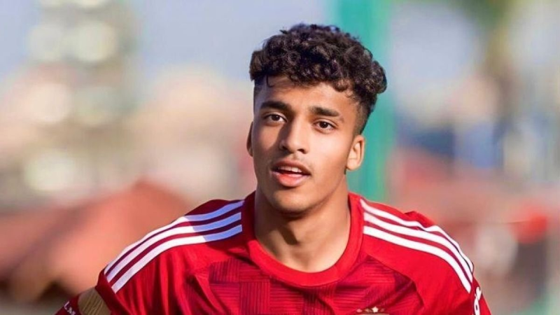 لاعب الأهلي المصري يمضي لريال بيتيس الإسباني لاعب الأهلي المصري يمضي لريال بيتيس الإسباني