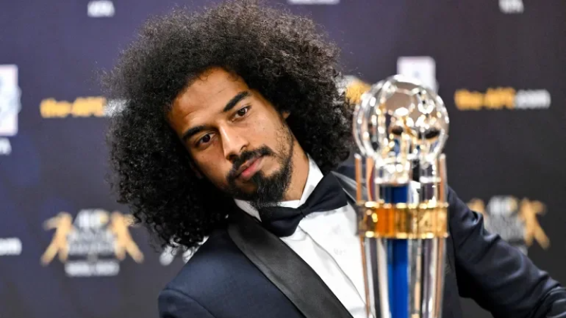 القطري أكرم عفيف يتوج بجائزة أفضل لاعب ...