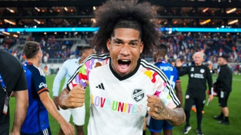 وفاة لاعب منتخب الإكوادور أنجولو عن 22 ...