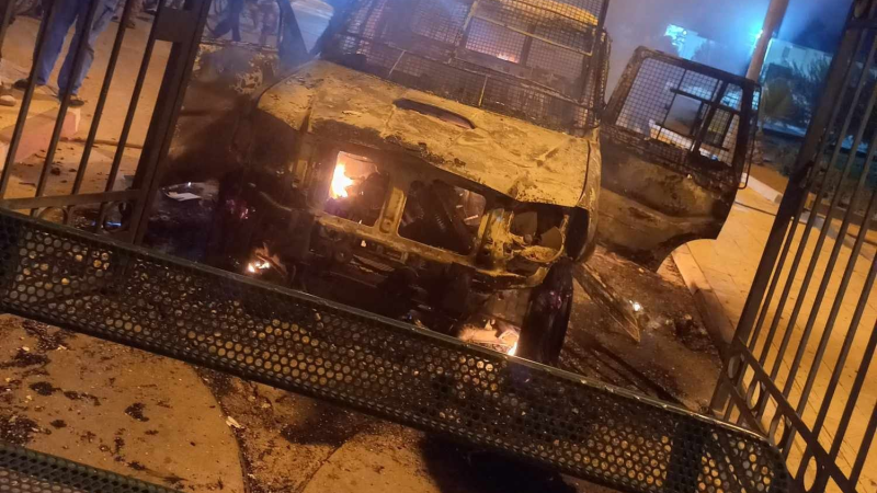 احتجاجات وحرق سيارة أمنية إثر وفاة شاب ...