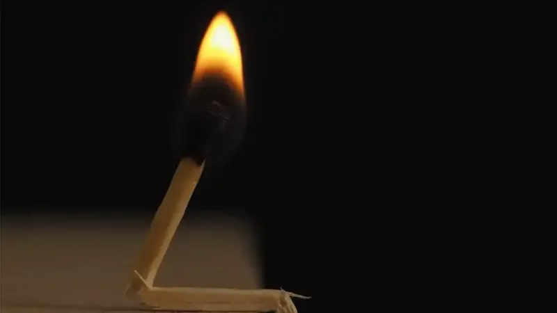 الشابة..هل أحرق أستاذ التربية الاسلامية ...