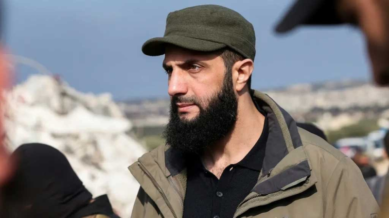 قائد 'هيئة تحرير الشام' يدخل المسجد ...