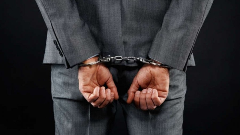 بشبهة الإستيلاء على أموال الحرفاء.. ...