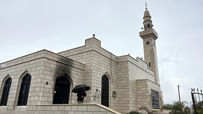 مستوطنون يحرقون مسجد 'بر الوالدين' ...