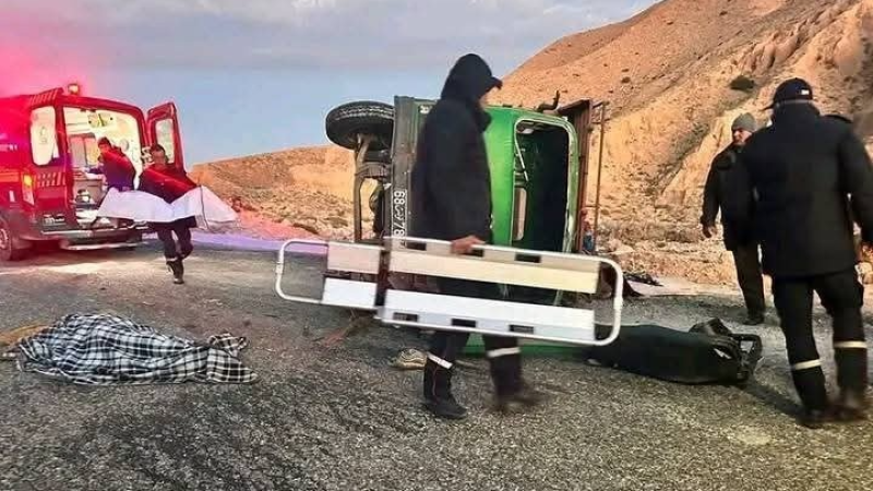 حالة وفاة و6 إصابات في انقلاب شاحنة تقل ...