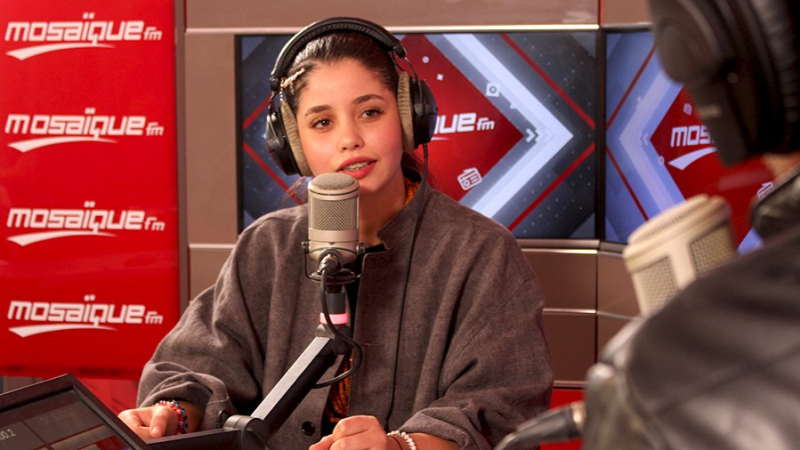 فنانة الراب 'F.B.K' تغني في شارع الحبيب ...