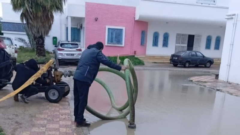 شفط المياه بعدة أحياء في مدينة جندوبة