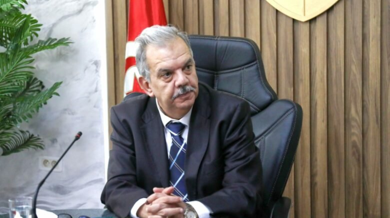 وزير الشباب والرياضة: تعشيب ملعب الكميتي ...