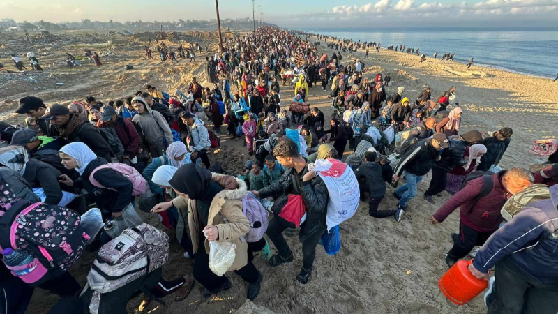آلاف النازحين يعودون مشيا إلى شمال غزة