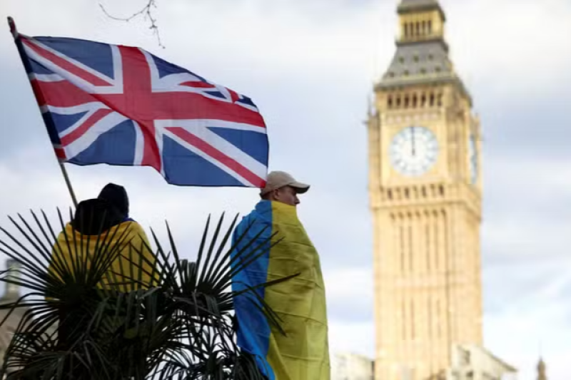 Ukrainiens avec drapeau britannique