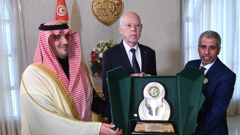 قيس سعيّد يتسلّم الدرع التذكاري لمجلس ...