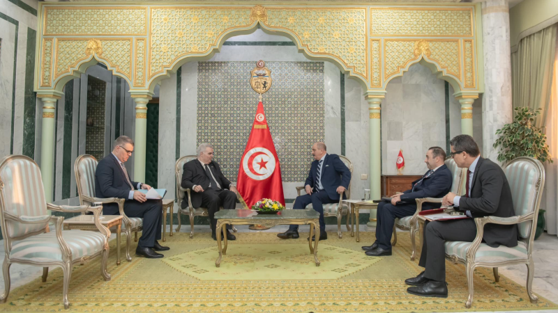 وزير الخارجية يتسلّم نسخة من أوراق ...