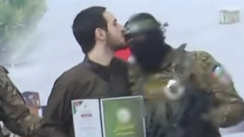 Un prisonnier israélien embrasse un résistant du Hamas sur le front