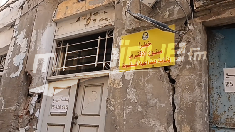 مبنى متداعي للسقوط