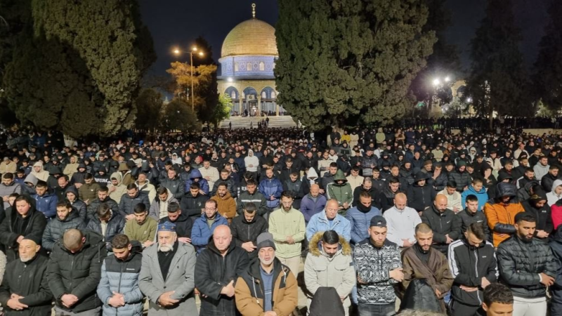 مقدسيون يؤدون صلاة التراويح في المسجد الأقصى