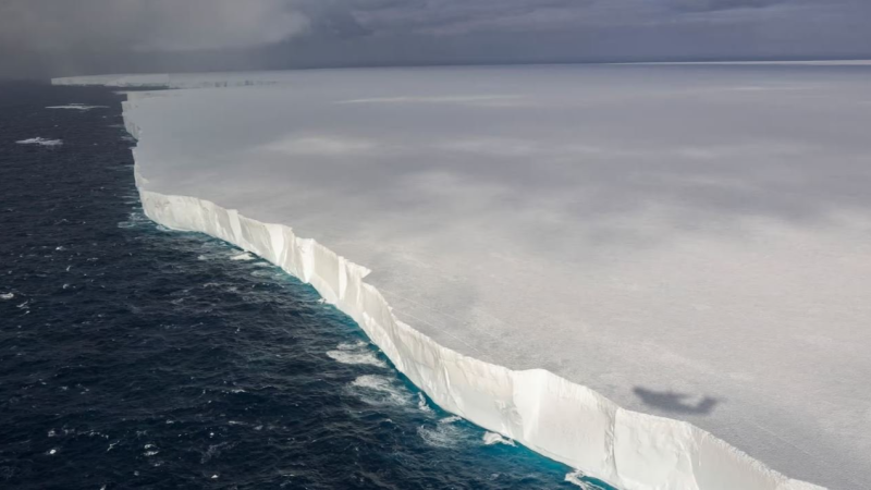 تحرّك غير مسبوق لأكبر جبل جليدي في العالم تحرّك غير مسبوق لأكبر جبل جليدي في العالم