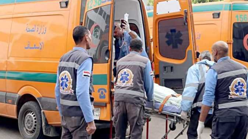 فرق انقاذ بصدد اسعاف المصابين