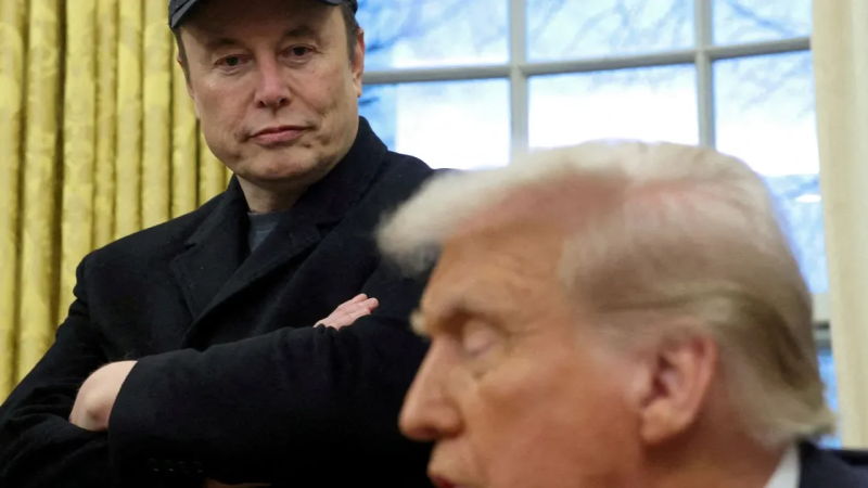 Elon Musk fustige Peter Navarro : "un crétin" et "bête comme ses pieds