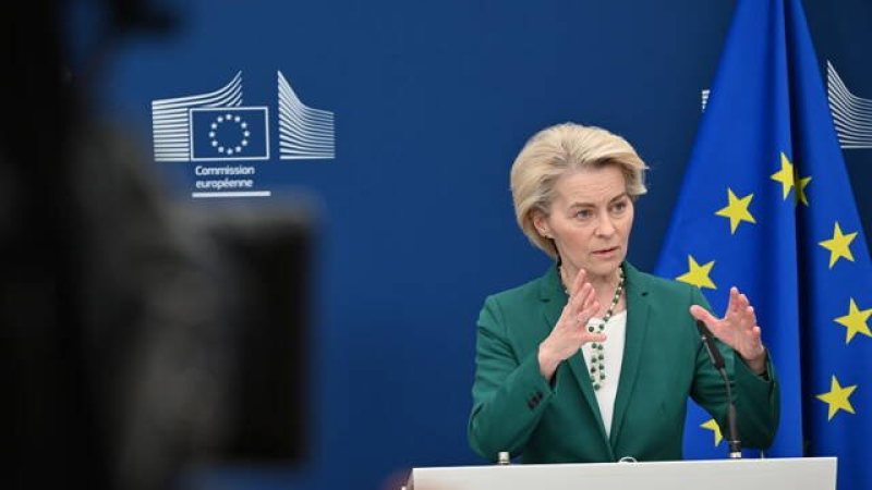 L'UE "met en pause" sa riposte aux droits de douane de Trump..