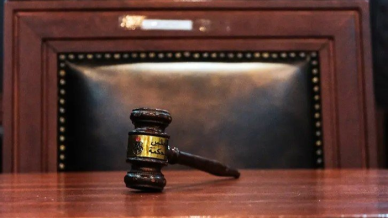 La détention d'un homme d'affaires et d'un ex-banquier prolongée