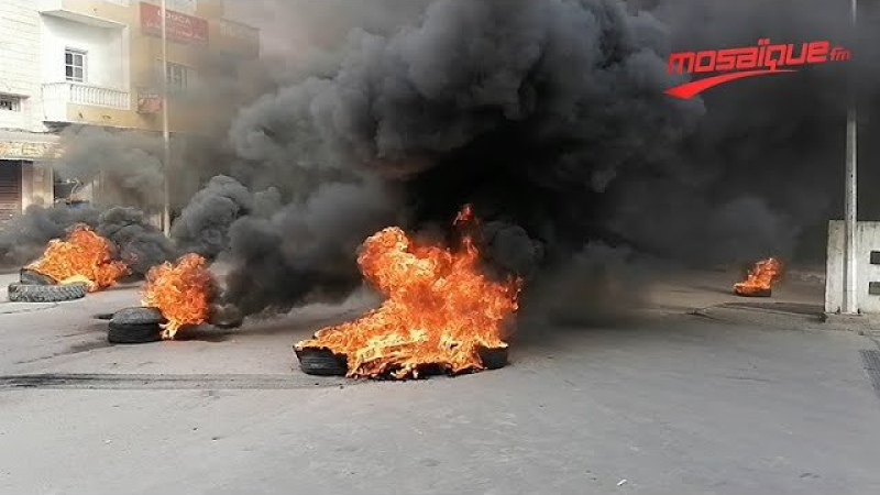 نفزة: مواطنون يشعلون العجلات احتجاجا على قرارات هدم مساكن دون رخص